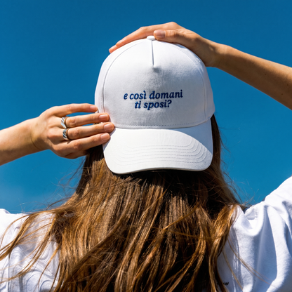 Cappellino ricamato - E COSÌ DOMANI TI SPOSI? SÌ, MA NIENTE DI SERIO.