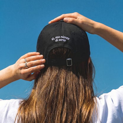 Cappellino ricamato - E COSÌ DOMANI TI SPOSI? SÌ, MA NIENTE DI SERIO.