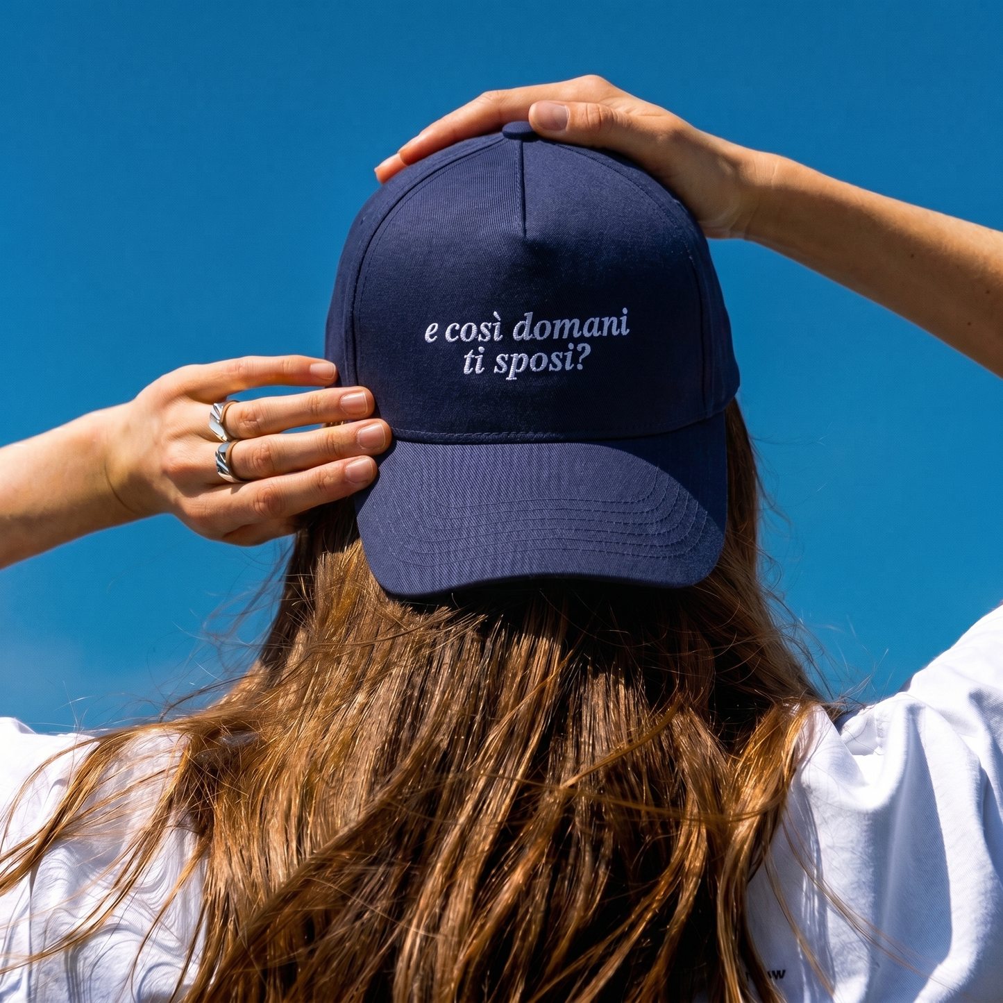 Cappellino ricamato - E COSÌ DOMANI TI SPOSI? SÌ, MA NIENTE DI SERIO.